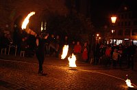 Bild: Hei&szlig; und vor allem akrobatisch ging es zu bei der Feuer-Show zwischen Kirche und Pfarrhaus.