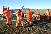Ein Gewusel. Die Arbeiten gehen zügig voran. Die Männer wollen das gute Wetter zum Setzen der Schneezäune ausnutzen. Bild: Ein Gewusel. Die Arbeiten gehen zügig voran. Die Männer wollen das gute Wetter zum Setzen der Schneezäune ausnutzen.
