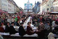 Bild: Grandiose Kulisse: Die gedeckte Tafel zwischen Waage und Rathaus.