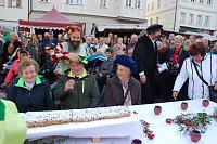 Bild: N&auml;rrischer Jost Naumann: Er holte aus dem Publikum G&auml;ste an die Tafel, verpasste der angeglichenen Optik wegen allerdings jedem eine M&uuml;tze.