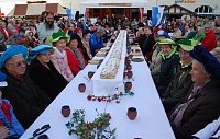 Bild: G&auml;ste aus dem Publikum bereichern die Tafel.
