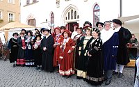 Bild: F&uuml;r das Familienalbum: Gruppenbild mit Luthernamenstr&auml;gern und weiteren Geburtstagsg&auml;sten in Eisleben.