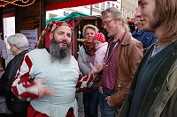 Bild: Mimen unter sich. Jost Naumann im Gespr&auml;ch mit Schauspielerin Annette Baldin und B&uuml;hnenmeister J&ouml;rg Erdmenger vom Theater Eisleben.