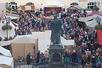 Bild: Blick von oben auf die Feier von Martin Luthers 532. Geburtstag, der &uuml;bermorgen, am Dienstag, noch einmal mit Blumen an seinem Denkmal und einem abendlichen Konzert gew&uuml;rdigt wird.