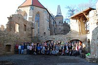 Bild: Vor dieser mittelalterlichen Kulisse stellten sich die Tagungsteilnehmer f&uuml;r ein Foto auf. Von besonderem Interesse auf dem Schlossgel&auml;nde sind f&uuml;r die Fachleute allerdings auch Gew&ouml;lbe und die verschiedensten dunklen R&auml;ume, in denen Flederm&auml;use leben.