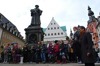 Bild: Vor traumhafter Kulisse - dem Rathaus und der Andreaskirche - gaben die Kinder dem Reformator ein St&auml;ndchen.