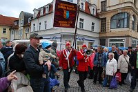 Bild: Einzug mit Pauken und Trompeten: Die Neudorfer Narren im Anmarsch.