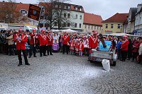 Bild: Der Einmarsch ins Rathaus beginnt auf dem Markt, viele Menschen folgen.