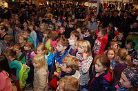 Bild: Clown Jost beim Z&auml;hlen der Kinder. Ein schier hoffnungsloses Unterfangen.
