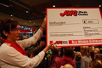 Bild: AWG hielt Wort: Antje Przybilski, stellvertretende Filialleiterin, brachte das Versprochene in Form eines &uuml;berdimensionierten Schecks &uuml;ber 500 Euro. 