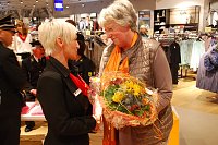 Bild: Oberb&uuml;rgermeisterin Jutta Fischer (rechts) dankte AWG Filialleiterin Kathrin Bellstedt f&uuml;r die gute Zusammenarbeit mit einem Blumenstrau&szlig;.