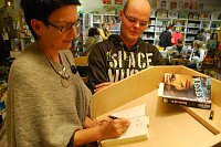 Bild: Die richtige Idee f&uuml;r ein Geschenk: Ein Buch, verfasst und signiert von einer erfolgreichen Autorin aus der Heimat. Andr&eacute; Kosig will dieses Buch einer Freundin schenken.