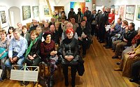 Bild: Volles Haus zur Er&ouml;ffnung der Strau&szlig;/Fleischmann-Ausstellung. Sp&auml;ter dr&auml;ngten weitere Interessierte die Treppe hinauf.