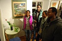 Bild: Eine Besuchergruppe aus Eritrea interessierte sich besonders f&uuml;r die Fleischmann-Gem&auml;lde "Gdansk", "Eisleber Storchennest" und - im Bild - "Seeburg".