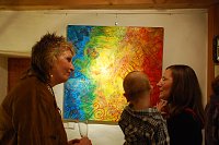 Bild: Nachwuchsf&ouml;rderung: Die Gro&szlig;en unterhalten sich, der Kleine widmet sich der Kunst. Im Hintergrund ein in Mischtechnik 2015 entstandenes Drehbild von Inge Strau&szlig; (links).