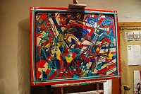 Bild: Eine 1995 entstandene Collage von Heinz Fleischmann mit dem Titel "Elvis lebt", platziert auf einer Staffelei im Eingangsbereich des Zuckerhutes.