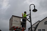 Bild: Heute wurden Lichterdekorationen in Hettstedt montiert und ausprobiert. Die Birnen leuchten.