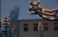 Bild: Vorfreude, sch&ouml;nste Freude. So w&uuml;nscht sich fast jeder die Weihnachtszeit: voller Schnee auch auf den Dekorationen, die heute an den Stra&szlig;enlaternen montiert wurden.