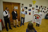 Bild: Gro&szlig;e Ehre: Als Privatgeschenk erhielt Sensei (Lehrerin) Claudia Franke (rechts) von den Stendalern Karsten Ullrich (links) und Kornelia Brasche ein Samureischwert geschenkt, als offizielle Auszeichnung bekam sie den 7. Dan zuerkannt und f&uuml;r den Verein von der Deutschen Jiu Jitsu Akademie eine neue Fahne. Weiter im Bild: Trainer Ren&egrave; Scholz.