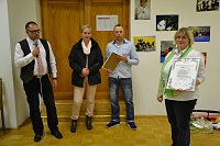 Bild: Die Vertreter der Deutschen Jiu Jitsu Akademie Karsten Ullrich und Kornelia Brasche waren nicht mit leeren H&auml;nden nach Hornburg gekommen. Unter anderem zeichneten sie Claudia Franke f&uuml;r ihre Leistungen als Stilbegr&uuml;nderin und Trainerin mit dem 7. Dan und der entsprechenden Urkunde aus.