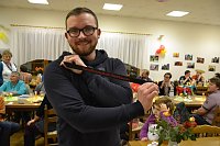 Bild: Auf seinem Los stand "Abschleppseil", &uuml;berreicht bekam er ein Schl&uuml;sselband, auf dem "Kampfkunstschule Osterhausen" steht. Chris Brodalla freute es.