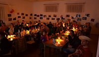 Bild: Erst bei der Vorf&uuml;hrung eines Films, der Bilder aus der Geschichte der Kampfkunstschule Osterhausen zeigte, kamen die Kerzen auf den Tischen richtig zur Geltung und vermittelten einen leicht romantischen Eindruck.