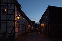 Bild: Das anderthalb Meter tiefe Loch hat einen Durchmesser von 40 Zentimetern. Hier muss der Schaft des Baumes genau hineinpassen.