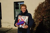 Bild: Brachte am Freitag einen ganzen Weihnachtsbeutel voller sch&ouml;ner Dinge, die M&auml;dchenherzen erfreuen: Karin Paul.