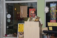Bild: Wolfgang Haase in seinem Element: Am Lesepult in der Buchhandlung "Die B&uuml;cherfee" am Freitagabend. Heute Abend begeistert er sein Publikum im Mansfeld-Museum.