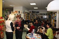 Bild: In lockerer Atmosph&auml;re blieben die G&auml;ste der Mundartveranstaltung noch lange bei Getr&auml;nken und Gespr&auml;chen beieinander.