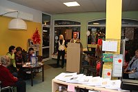 Bild: "B&uuml;cherfee" Sylvia Geilert erkl&auml;rt den Besuchern der Mundartveranstaltung, dass alle Spenden dieses Abends in die Aktion "Hettstedter Weihnachtsp&auml;ckchen" flie&szlig;en.