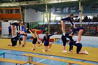 Bild: Akrobatik, die Zuschauern wie Sportlerinnen Freude bereitet. Das Showprogrann hielt zudem eine Spiegelakrobatik und einen Zaubertrick (Kind aus dem Hut gezaubert) bereit.