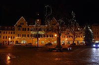 Bild: Immer wieder eine Freude: der Blick vorbei am Bergbaudenkmal hin&uuml;ber zum Rathaus mit seinem auch abends belebten Ratskeller.