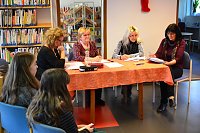 Bild: Die Juroren bei der Arbeit. Von links: Die Deutschlehrerinnen Antje Eimler und Sigrid Fuchs, die Buchh&auml;ndlerin Sylvia Geilert und Bibliothekarin Susanne Besser.