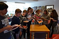 Bild: Die Buchhandlung "Die B&uuml;cherfee" und die Bibliothek spendierten nicht nur f&uuml;r die Siegerin, sondern auch f&uuml;r die Platzierten jeweils mehrere B&uuml;cher. Die B&uuml;cherfee legte zudem schicke 3D-Lesezeichen dazu.
