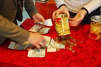 Bild: Immer wieder eine sch&ouml;ne Besch&auml;ftigung: Geld z&auml;hlen. Besonders, wenn damit etwas Gutes bewirkt werden kann.