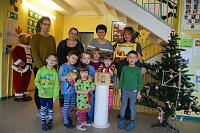 Bild: Bitte l&auml;cheln! Das fiel angesichts des Erfolgs der Spendenaktion im Kinderhaus "Sonnenschein" weder den Kindern noch den Erzieherinnen schwer.