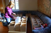 Bild: Christina H&ouml;ppner (im Bild) und Silvia Storbeck, die in der historischen Druckerei auf vielfache Weise helfen, haben begonnen, die Weihnachtsp&auml;ckchen zu f&uuml;llen.