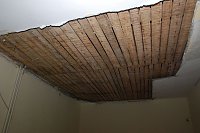 Bild: Von dieser Flurdecke brach in der Nacht zum Freitag eine Sauerkrautplatte mitsamt Putz heraus. Der Schaden soll noch in den Weihnachtsferien beseitigt werden.