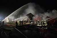 Bild: Gro&szlig;einsatz gegen einen Brand in Sittichenbach. F&uuml;nf freiwillige Feuerwehren waren im Einsatz.