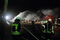 Bild: Von dieser Scheune in Sittichenbach blieb in dieser Nacht ein riesiger Berg Schutt &uuml;brig.