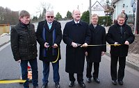 Bild: Geschafft: Das Band in den Farben des Landes Sachsen-Anhalt ist durchtrennt.