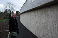 Bild: Der Pr&auml;sident der Landesstra&szlig;enbaubeh&ouml;rde, Uwe Langkammer, inspiziert die gewaltige St&uuml;tzwand, der das n&auml;chste Saalehochwasser kaum noch etwas anhaben kann.