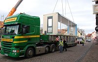 Bild: Zeitweise wurde der Freimarkt in Hettstedt heute zum Nadel&ouml;hr. Auf Tiefladern wurden die Module herantransportiert. Das wir noch eine knappe Woche so weitergehen