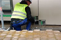 Bild: Millimeterweise senkt sich das Modul, bis es genau am vorherbestimmten Ort steht. Sp&auml;ter wird im Haus niemand mehr merken, dass hier nach zwei Seiten offene Kartons aneinandergef&uuml;gt wurden.