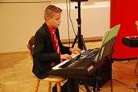 Bild: Am Keyboard erfreute mit temperamentvollen Weisen der Musiksch&uuml;ler Gregor Cissewski.