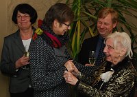 Bild: Pfarrerin Iris Hellmich brachte einen kleinen Luther als Geschenk mit. Frau Weser ist Kirchenmitglied seit ihrer Taufe - also seit 95 Jahren.