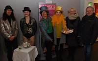 Bild: Wer m&ouml;chte nicht am Eingang zum gro&szlig;en Saal von solchen Sch&ouml;nheiten begr&uuml;&szlig;t werden? Ach, k&ouml;nnte nicht immer Karneval sein?