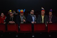 Bild: Bevor der Saal sich f&uuml;llte, lie&szlig; diese fr&ouml;hliche Truppe bereits ahnen, was diesen Abend im Theater abgehen w&uuml;rde: die (Faschings)Post!