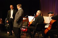 Bild: Nichts vermochte Dirigent Hartmut Keil oder seine Musiker aus der Fassung zu bringen, h&ouml;chstens zum Lachen, wof&uuml;r der Moderator, "Hausmeister" Reinhard Straube, sorgte. 